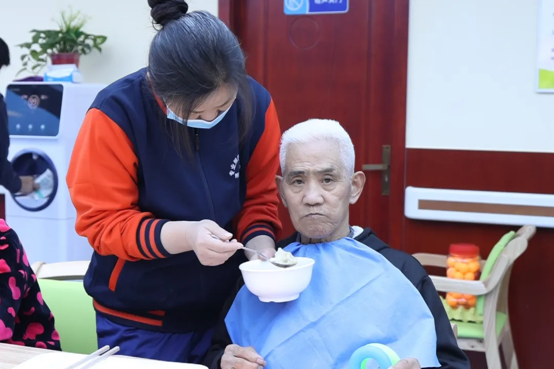 暖心冬至 敬老情深 | 养老中心举行冬至饺子宴活动，让入住长者吃得放心、感受家的温暖