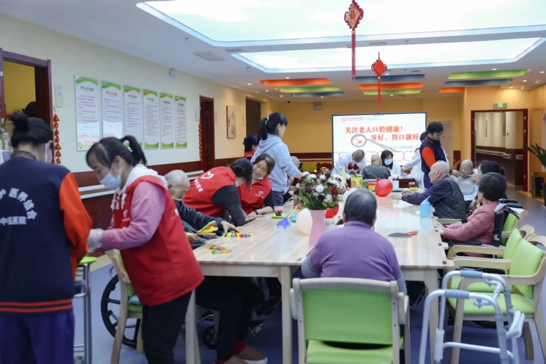 牙好胃口才好！医养中心特邀军海口腔为长者进行免费口腔检查