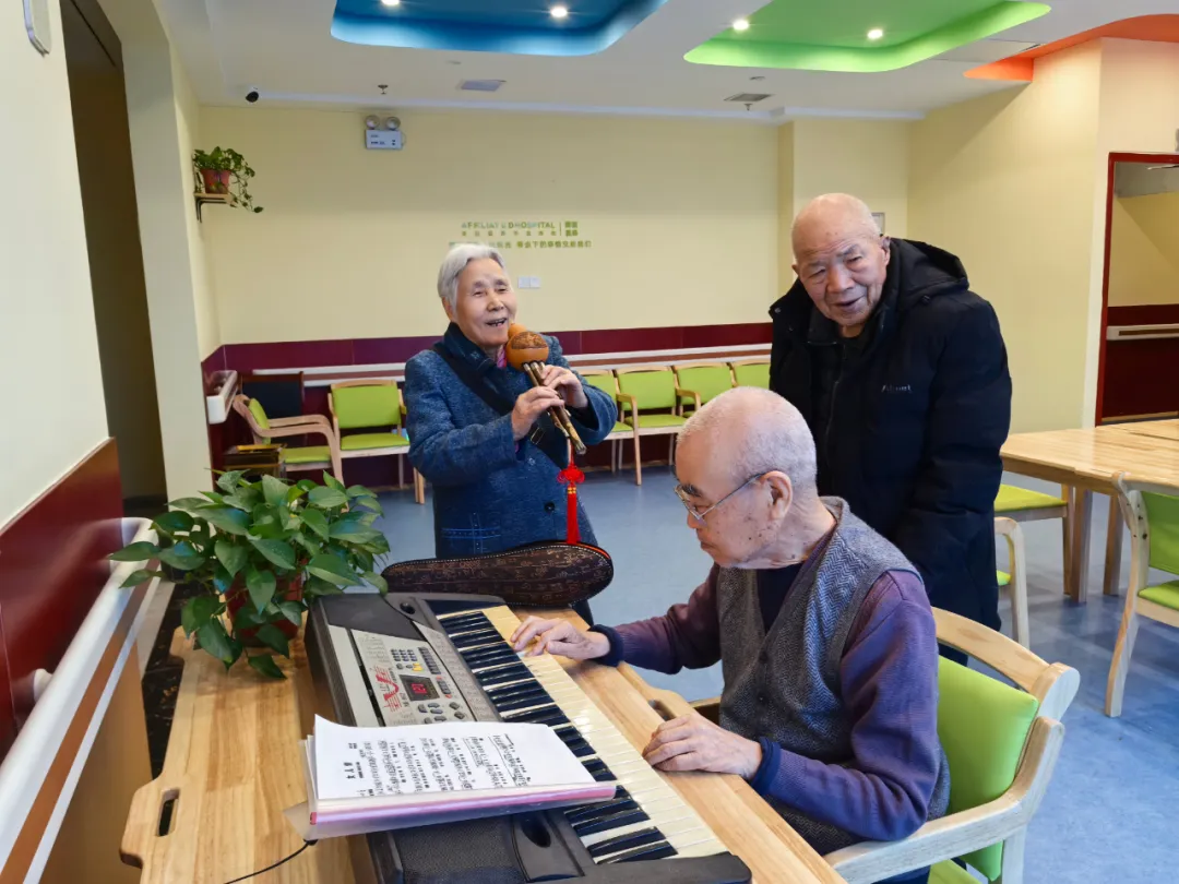 银发年华绽芳华 琴棋雅韵暖夕阳 ——快看西安附医医养结合养老中心“老有所乐”幸福图景!