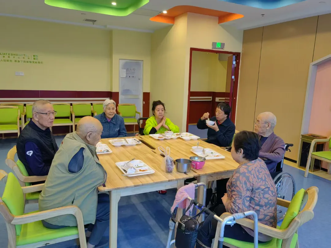 银发年华绽芳华 琴棋雅韵暖夕阳 ——快看西安附医医养结合养老中心“老有所乐”幸福图景!