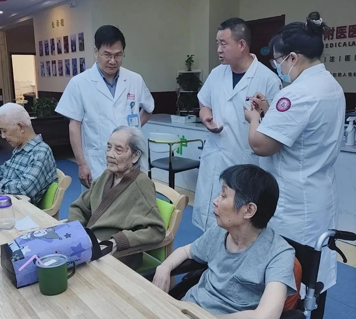 院长带队进行多学科联合查房 筑起西安附医医养结合养老中心长者健康“防护网”