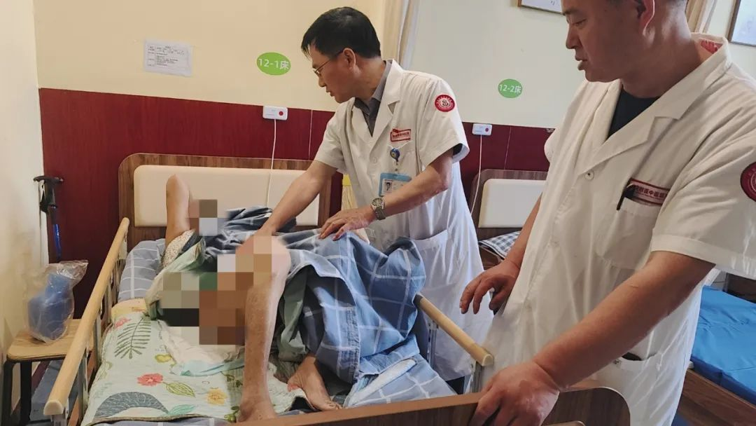 院长带队进行多学科联合查房 筑起西安附医医养结合养老中心长者健康“防护网”