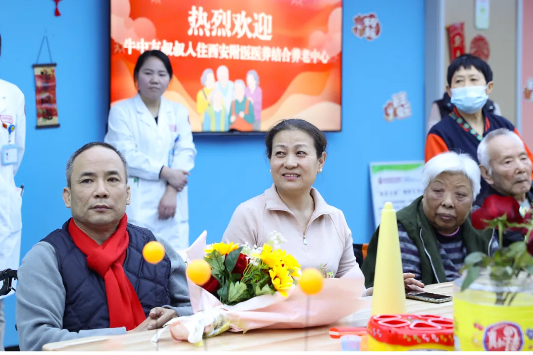 养老中心长者魏阿姨与护理员的“美发造型课”