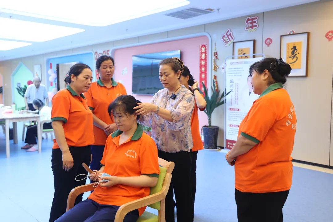 养老中心长者魏阿姨与护理员的“美发造型课”