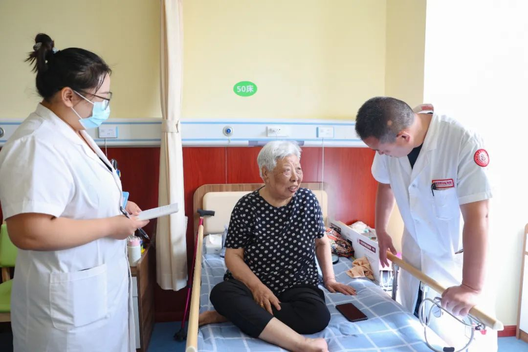 孝道新篇：专业照护解忧，亲情陪伴常在——西安附医中医医院“无陪护病床”让孝心更有温度