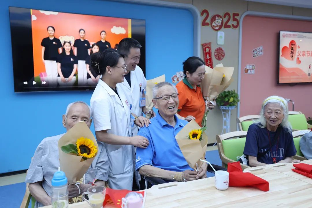 附医医养中心“老友记”温情启幕，老友重逢共话健康晚年