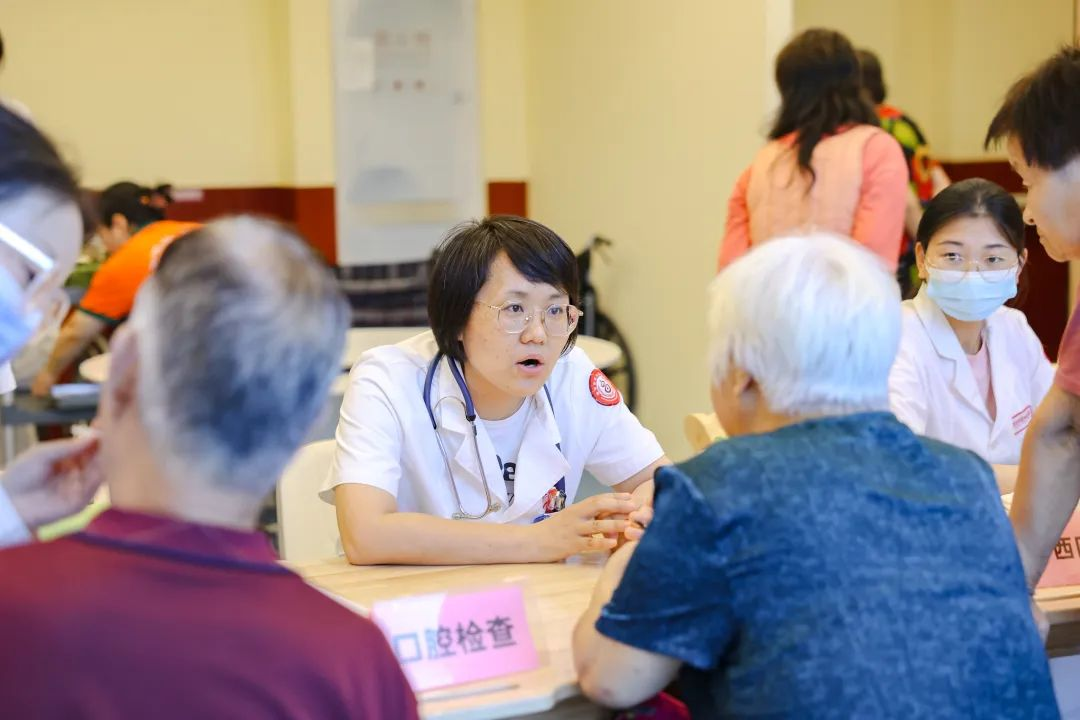 附医医养中心“老友记”温情启幕，老友重逢共话健康晚年