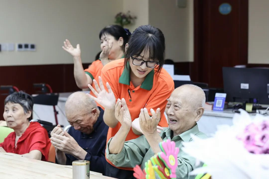 歌声祝福暖洋洋，养老院里笑声甜——附医养老中心携手百年盛源为长者举办集体生日会